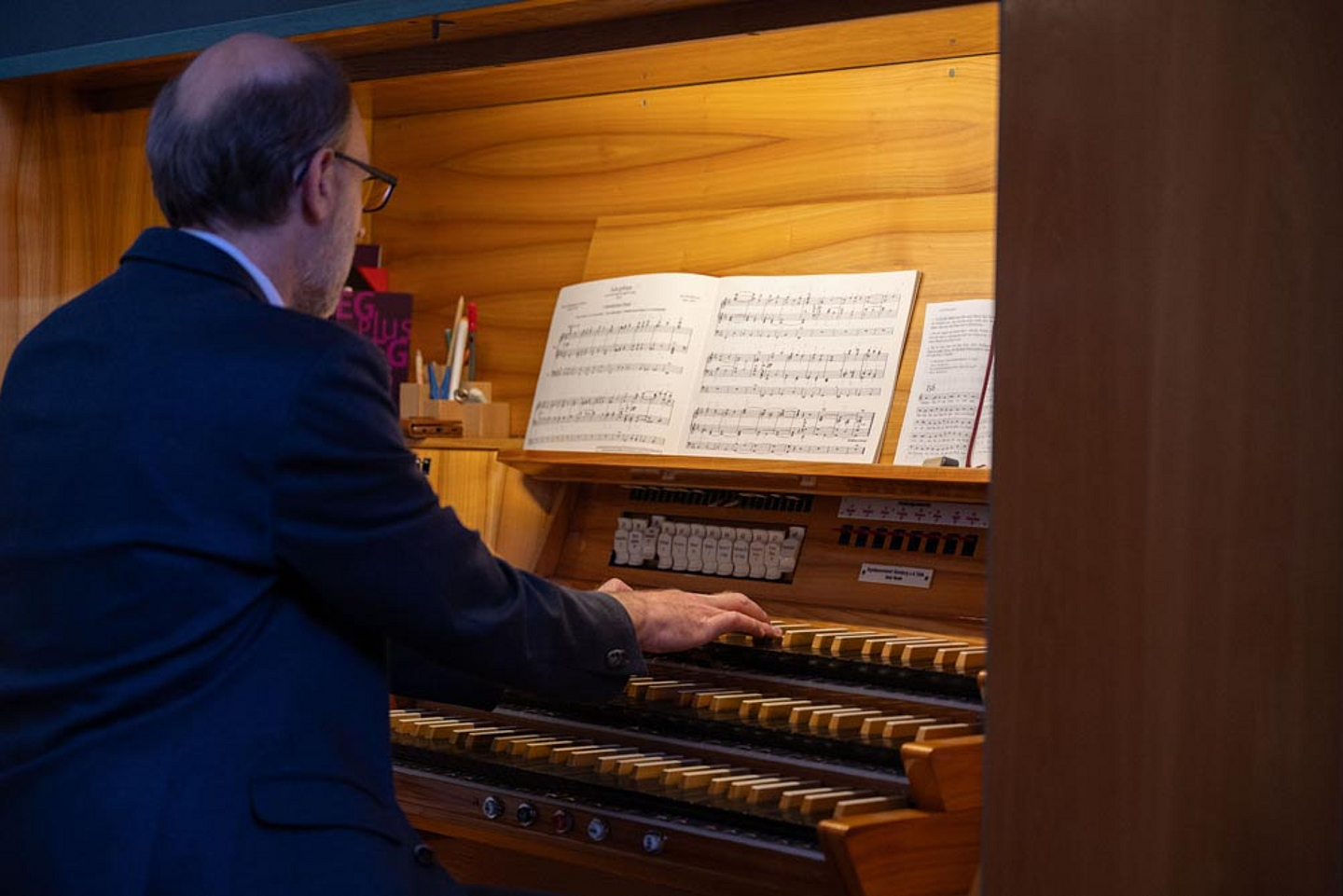 Bezirkskantor Martin Baumann an der Orgel