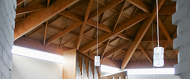 Unser Archivfoto zeigt einen Teil der Holzdecke der Paul-Gerhardt-Kirche, die wie die eingestürzte Kasseler Elisabethkirche in den 1960er Jahren erbaut wurde. Die Kirchendächer der kurhessischen Kirchengebäude werden turnusmäßig ein Mal im Jahr überprüft. (Foto: medio.tv/Schauderna)