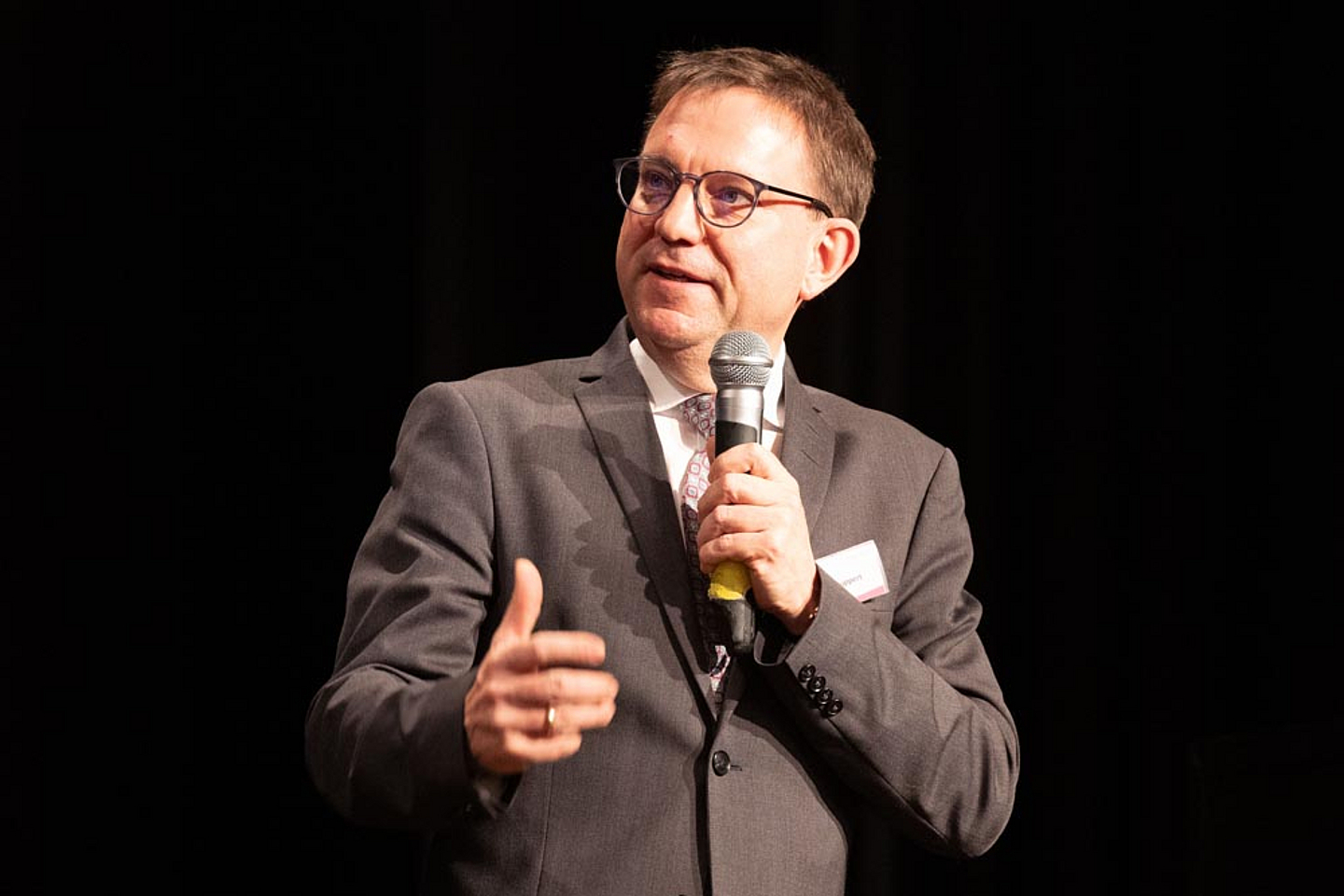 Dr. Stefan Ruppert (Vorstand von B. Braun) skizzierte, wie es in einer großen Firma gelingen kann, Demokratie und Vielfalt auch durch Mitbestimmung voranzubringen. Dr. Stefan Ruppert (Vorstand von B. Braun) skizzierte, wie es in einer großen Firma gelingen kann, Demokratie und Vielfalt auch durch Mitbestimmung voranzubringen.