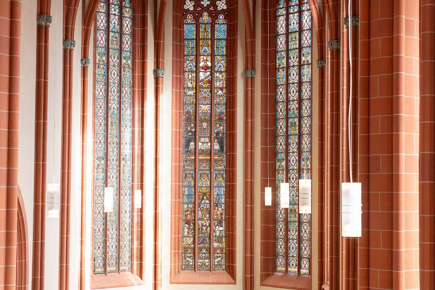 Kirchenfenster mit dem zentralem Reformationsmotiv in der Homberger Stadtkirche Kirchenfenster mit dem zentralem Reformationsmotiv in der Homberger Stadtkirche