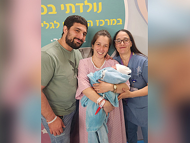 Unser Foto zeigt die Hebamme Liat Sfari mit einem Paar, das sie während und nach der Geburt in der Grenzregion zum Libanon im Norden Israels begleitet hat.