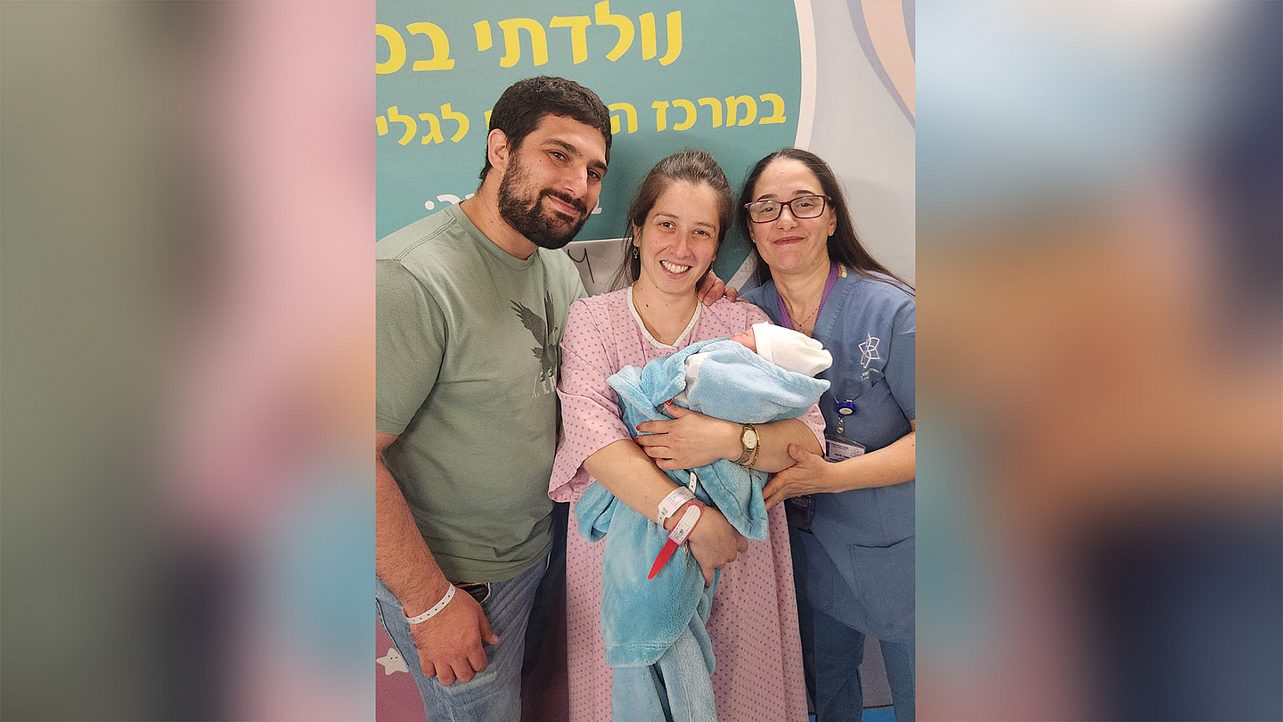 Unser Foto zeigt die Hebamme Liat Sfari mit einem Paar, das sie während und nach der Geburt in der Grenzregion zum Libanon im Norden Israels begleitet hat.