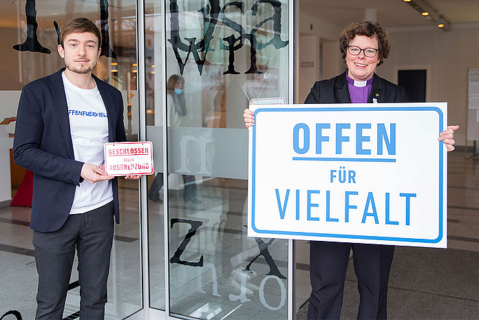 Unser Foto zeigt die Bischöfin der Evangelischen Kirche von Kurhessen-Waldeck, Dr. Beate Hofmann, und Maximilian Zindel von der Initiative «Offen für Vielfalt – Geschlossen gegen Ausgrenzung» am Haus der Kirche in Kassel (Foto: medio.tv/Schauderna)