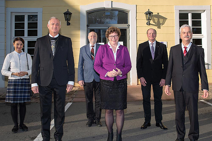 Gruppenbild zur Vertragsunterzeichnung (v. l.): Ökumenedezernentin Claudia Brinkmann-Weiß, Bischof Reinhart Guib, Stefan Cosoroaba, Bischöfin Dr. Beate Hofmann, Friedrich Gunesch, Präses Kirchenrat Dr. Thomas Dittmann.