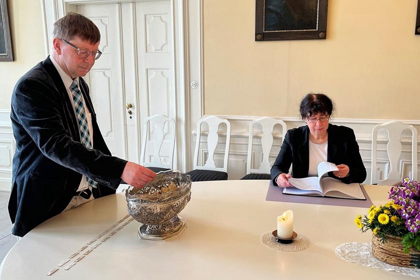 Losungsziehen für das Jahr 2026 2026 mit Schwester Heide-Rose Weber und Bruder Friedemann Hasting.