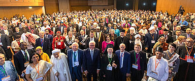 Fast tausend Vertreter von insgesamt 17 Religionen - unter ihnen Christen, Muslime, Hindus, Buddhisten und Juden - berieten über Lösungen für aktuelle Konflikte. Darunter Bischof Martin Hein (links im Foto). (Foto: © Ring for Peace)