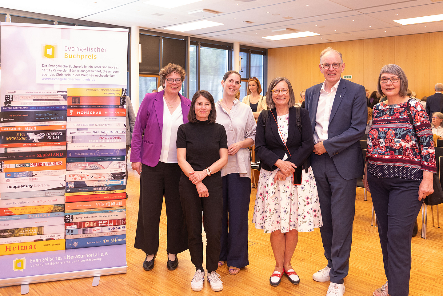 (V.l.): Bischöfin Dr. Beate Hofmann, Milena Michiko Flašar, Wiebke Mandalka, Laudatorin Annemarie Stoltenberg (Kulturredakteurin NDR), Landesbischof Ralf Meister, Claudia Lutz.