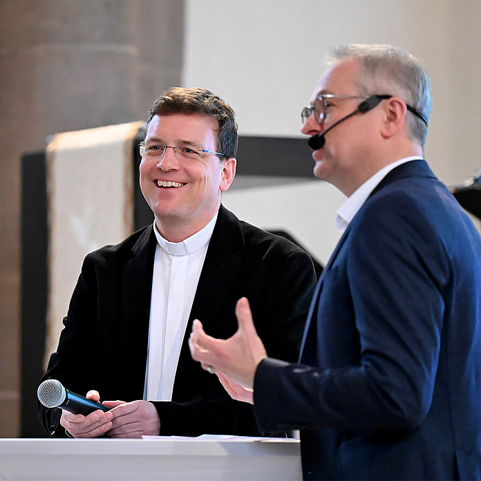 Generalvikar Dr. Martin Stanke (l.) im Gespräch mit Dekan Dr. Thorsten Waap