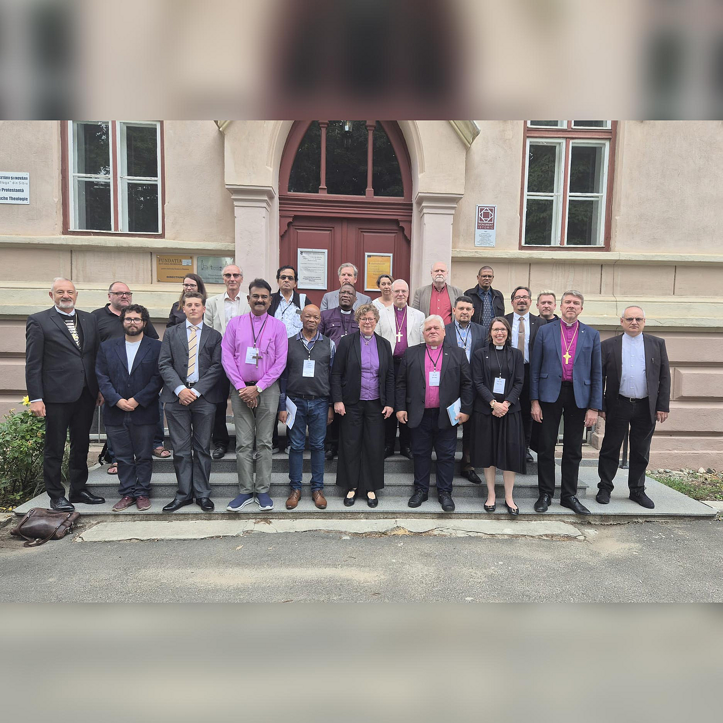 Konsultation in Rumänien: Unser Foto zeigt die Teilnehmenden aus den Partnerkirchen, darunter Bischöfin Dr. Beate Hofmann (1. Reihe, Mitte) und Pfarrerin Kathrin Mantey vom Zentrum Oekumene (1. Reihe, 3. v. r.)