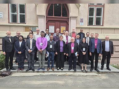 Konsultation in Rumänien: Unser Foto zeigt die Teilnehmenden aus den Partnerkirchen, darunter Bischöfin Dr. Beate Hofmann (1. Reihe, Mitte) und Pfarrerin Kathrin Mantey vom Zentrum Oekumene (1. Reihe, 3. v. r.)