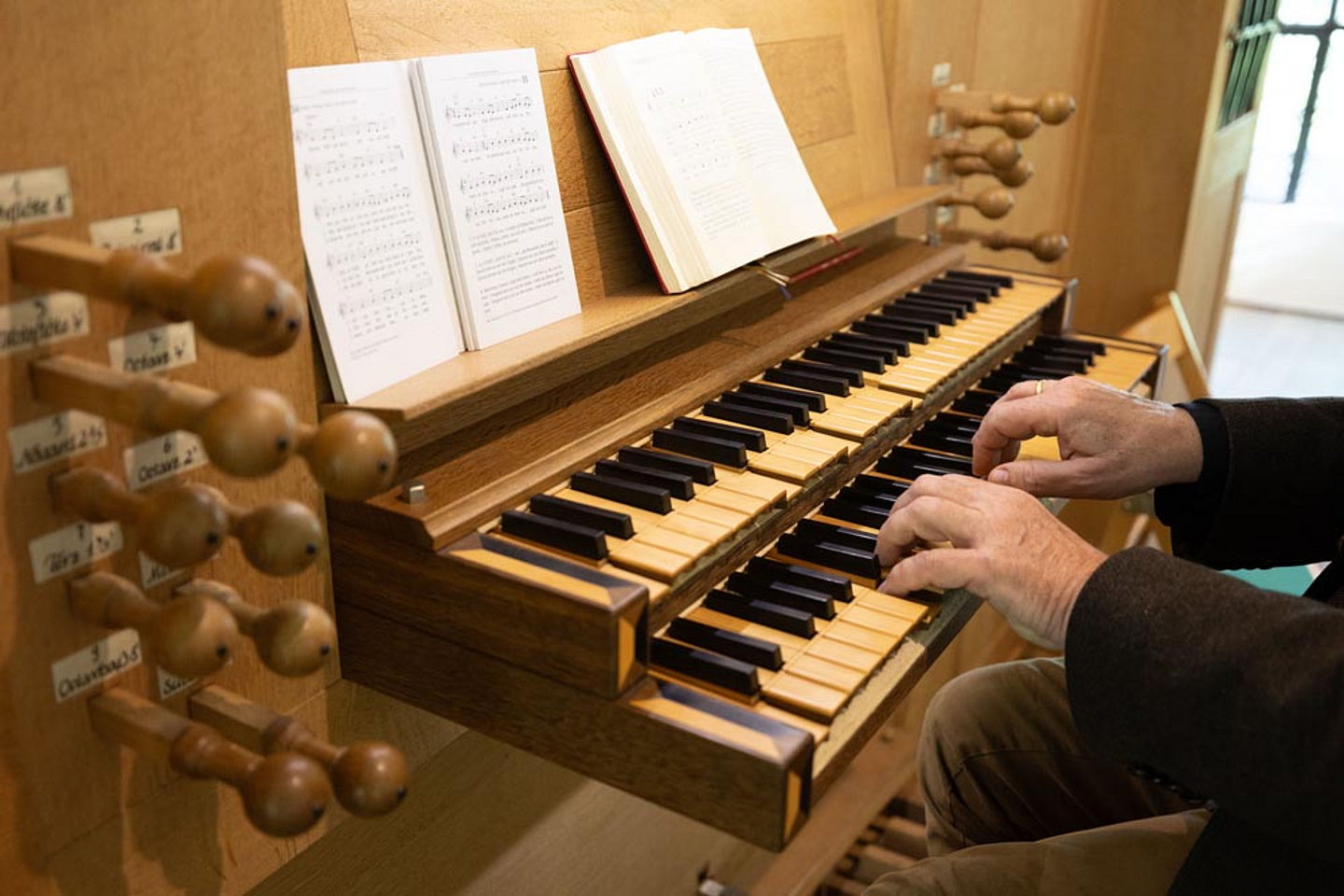 Landeskirchenmusikdirektor Uwe Maibaum an der Orgel im Eröffnungsgottesdienst 
