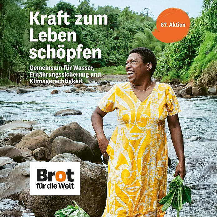 Das Bild zeigt eine Person in einem gelben Kleid, die an einem Fluss mit Steinen steht. Im Hintergrund ist dichte grüne Vegetation zu sehen. Links oben steht der Text: „Kraft zum Leben schöpfen. Gemeinsam für Wasser, Ernährungssicherung und Klimagerechtigkeit“. Rechts oben ist ein oranger Kreis mit „67. Aktion“. Unten links befindet sich das Logo von „Brot für die Welt“. Das Bild wirbt für die Spendenaktion mit dem Schwerpunkt Wasser und Klimagerechtigkeit.