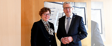 Bischöfin Dr. Hofmann mit Regierungspräsident Hermann-Josef Klüber (Foto: Regierungspräsidium Kassel)