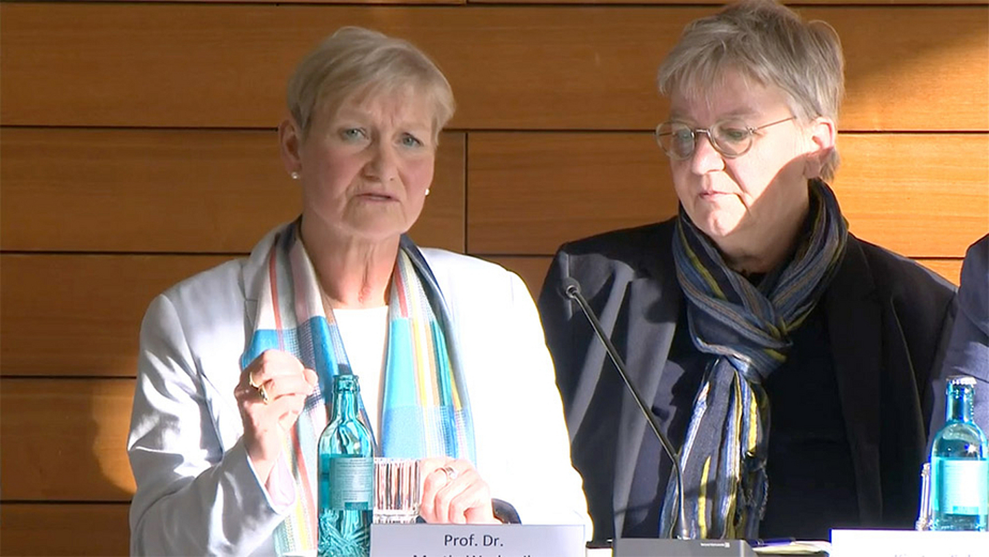 Kirsten Fehrs, Amtierende Ratsvorsitzende der Evangelischen Kirche in Deutschland und Bischöfin im Sprengel Hamburg und Lübeck der Nordkirche, nahm den Abschlussbericht entgegen. (Foto: Livestream)