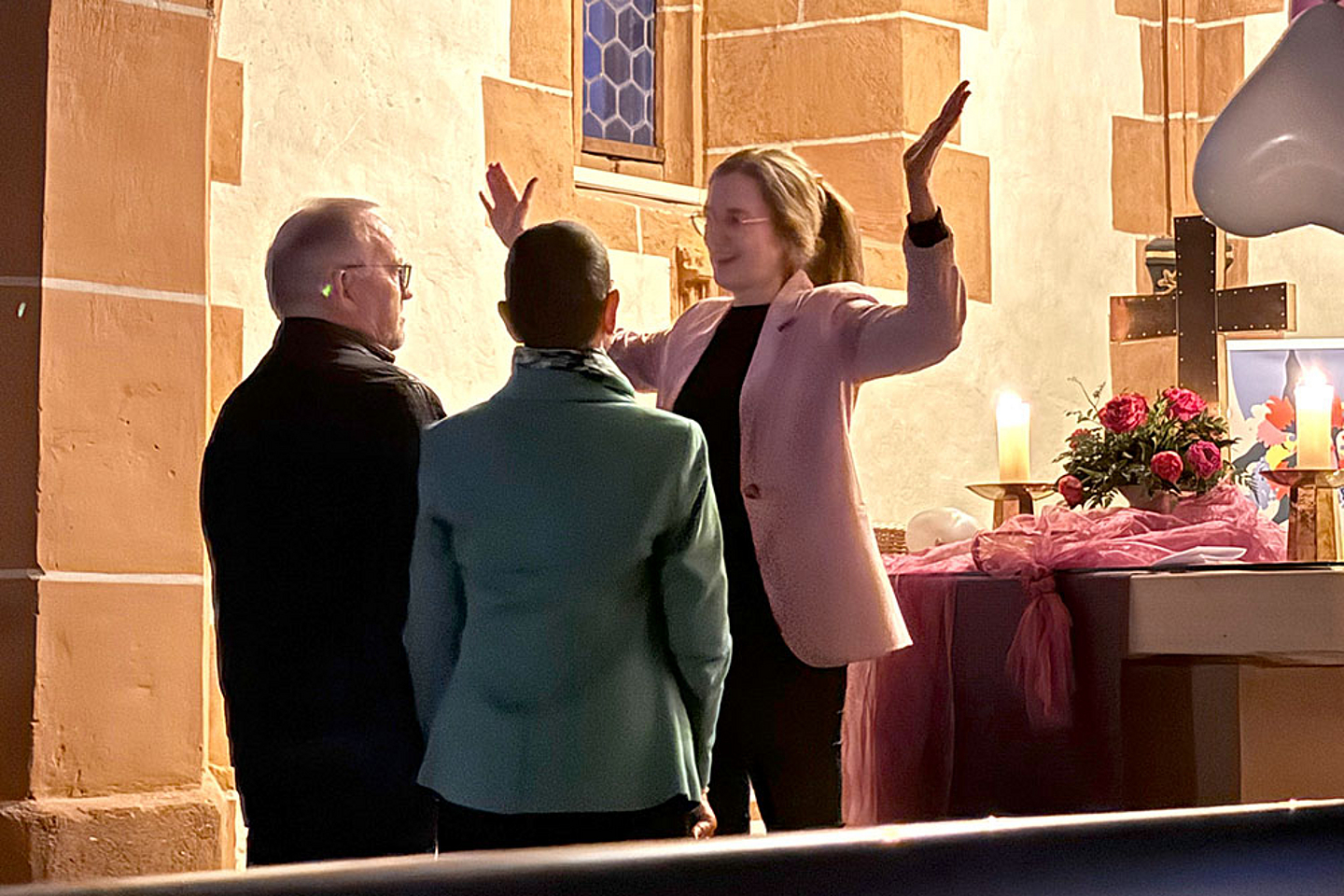 Vikarin Anne-Christin Pforr segnet ein Paar.
