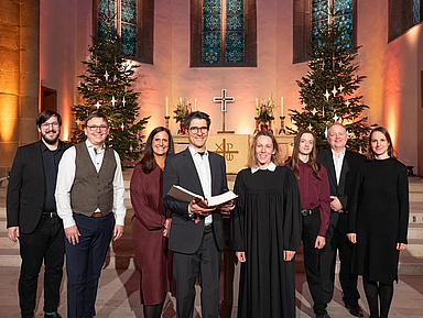 Gestalten den Gottesdienst im ZDF für Heiligabend (v.l.): Bezirkskantor Tobias Wirt, Philipp Sommerlath,  Lioba Wingenfeld, Thomas Hof, Pfarrerin Jana Koch-Zeißig, Johan Gottwald, Daniel Weiss, Stefanie Muhl (Chorleitung)