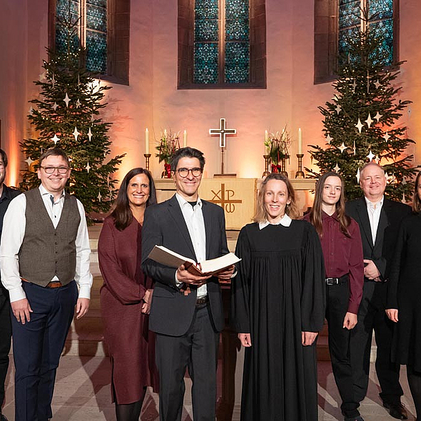 Gestalten den Gottesdienst im ZDF für Heiligabend (v.l.): Bezirkskantor Tobias Wirt, Philipp Sommerlath, Lioba Wingenfeld, Thomas Hof, Pfarrerin Jana Koch-Zeißig, Johan Gottwald, Daniel Weiss, Stefanie Muhl (Chorleitung) Gestalten den Gottesdienst im ZDF für Heiligabend (v.l.): Bezirkskantor Tobias Wirt, Philipp Sommerlath, Lioba Wingenfeld, Thomas Hof, Pfarrerin Jana Koch-Zeißig, Johan Gottwald, Daniel Weiss, Stefanie Muhl (Chorleitung)
