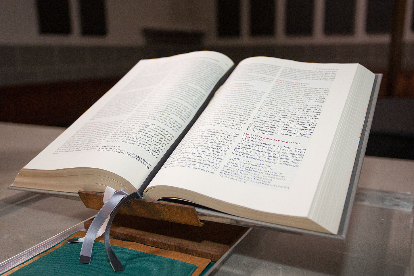 Bibel auf dem Altar der Christuskirche in Kassel.