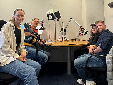 Die Podcast-Gäste (v.r.) Sebastian Gleim und Jenny mit den Podcast-Hosts Torsten Scheuermann und Maren Böhm im Radiostudio des Medienhauses der EKKW