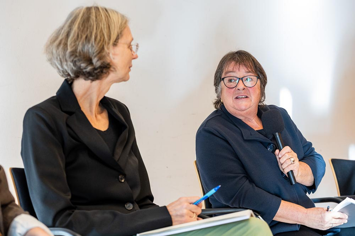 Pressegespräch zur Studie „Sexualisierte Gewalt durch einen hessischen evangelischen Gemeindepfarrer in den 1980er- Jahren“ Pressegespräch zur Studie „Sexualisierte Gewalt durch einen hessischen evangelischen Gemeindepfarrer in den 1980er- Jahren“