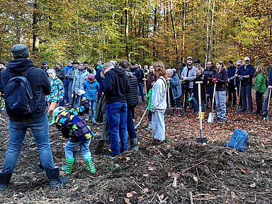 Gemeinsam anpacken: Bei der fünften Baumpflanzaktion wurden 1.000 neue Bäume gepflanzt.