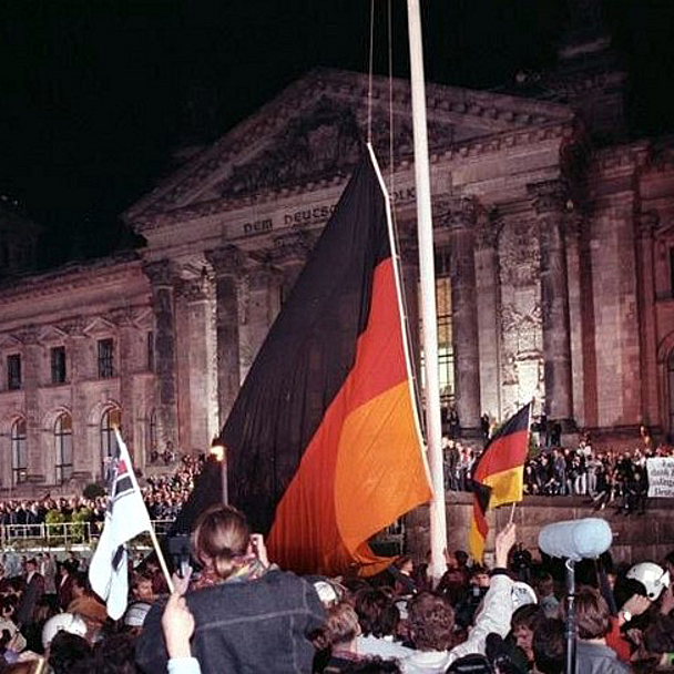Hunderttausende waren am 3. Oktober 1990 dabei, als vor dem Reichstags-Gebäude in Berlin die deutsche Wiedervereinigung gefeiert wurde. Unser Foto zeigt , wie dort an dem Tag die schwarz-rot-goldene Bundesfahne gehißt wurde.