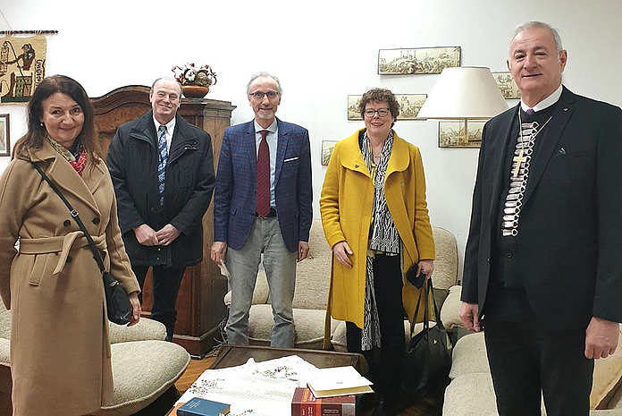 V.r.: Dezernentin Brinkmann-Weiß, Dr. Stefan Tobler, Leiter Theologisches Institut Hermannstadt, Hauptanwalt Friedrich Gunesch, Bischöfin Dr. Hofmann und der Bischof der Evangelischen Kirche A.B. in Rumänien, Reinhart Guib. (Foto: privat)