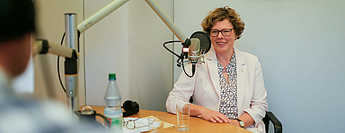 Bischöfin Dr. Beate Hofmann im Hörfunkstudio des Medienhauses der EKKW in Kassel. (Foto: medio.tv/Stübing)