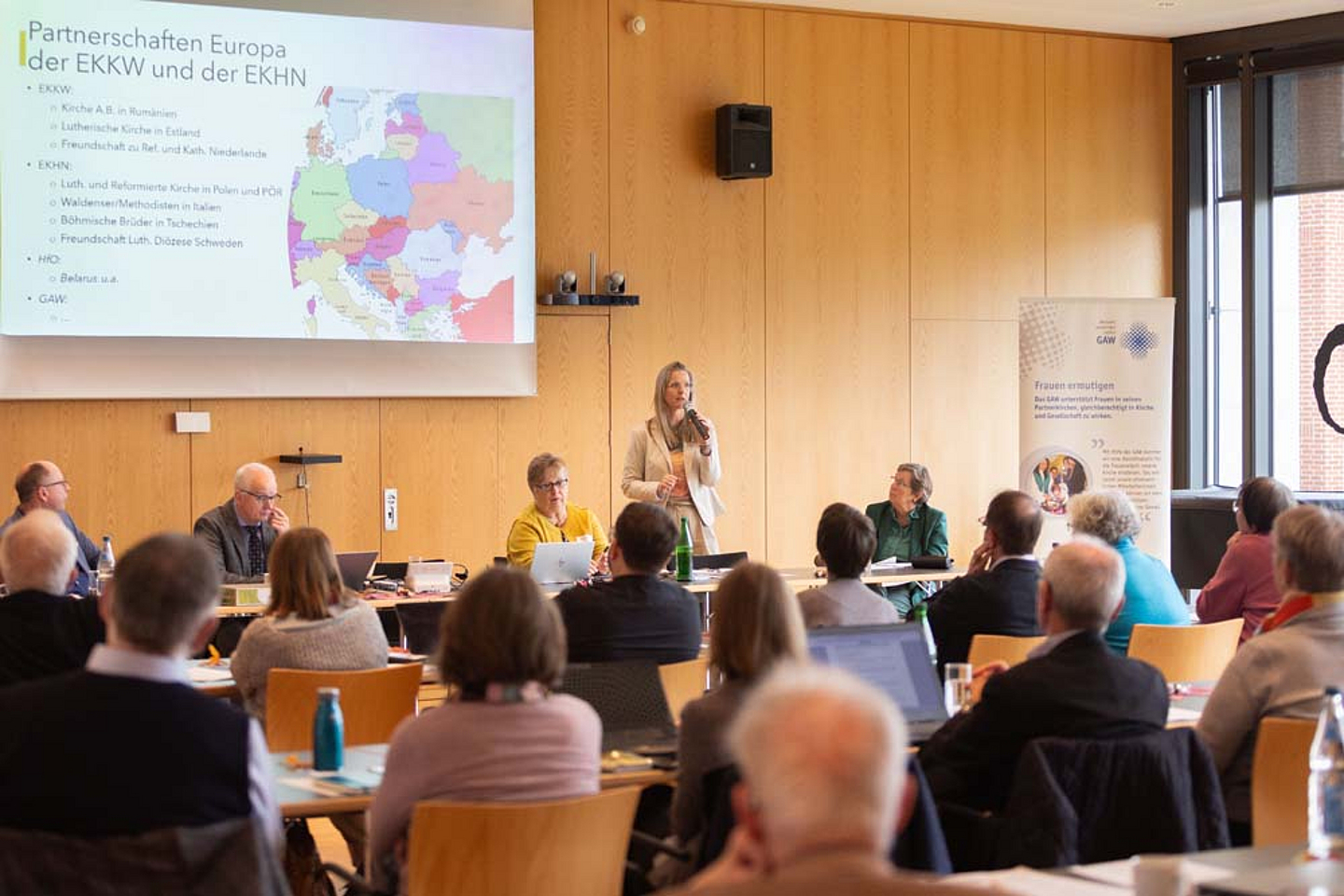 Pfarrerin Christina Schnepel vor der Mitgliederversammlung