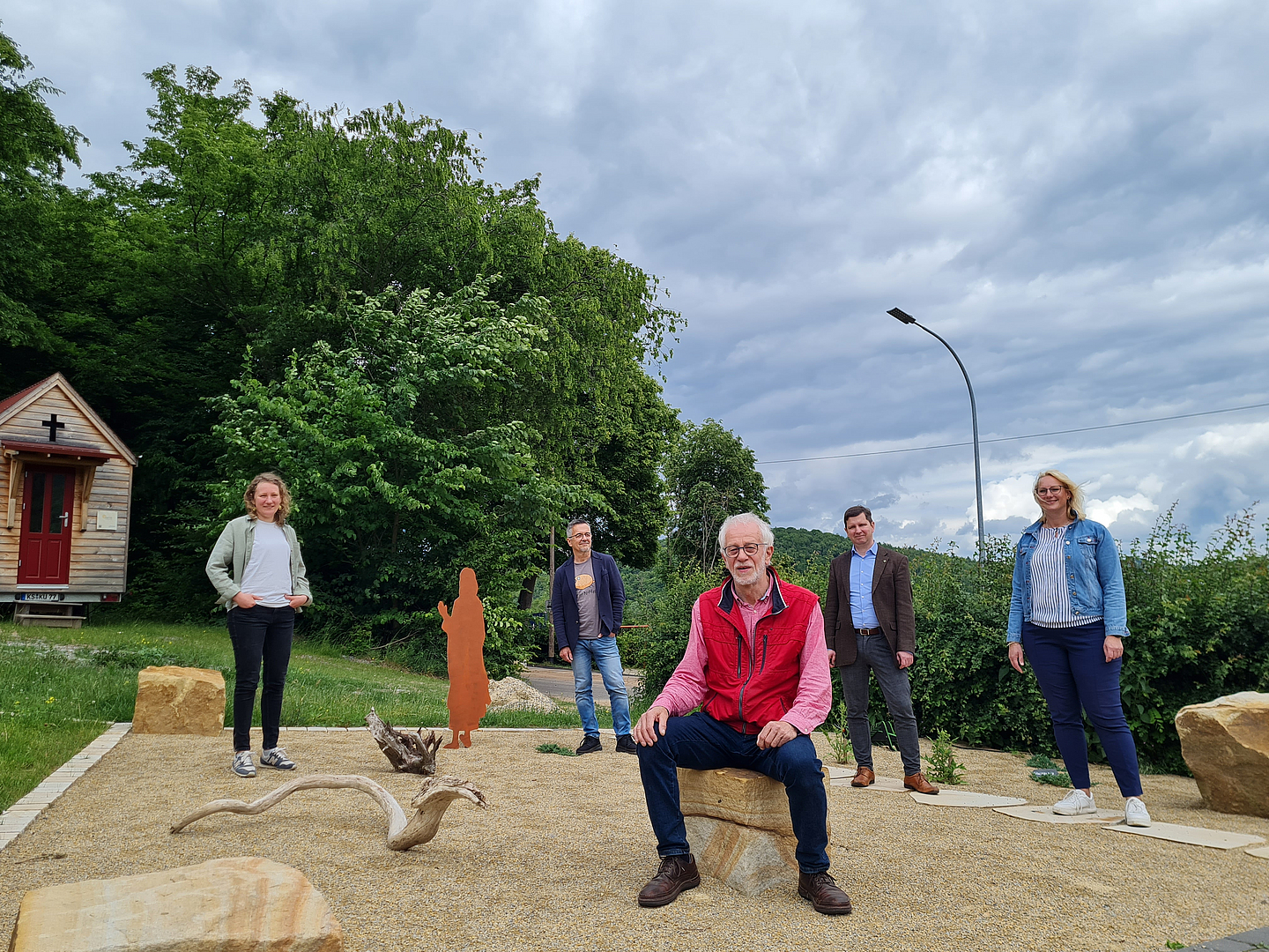 Erste Reihe: Propst i.R. Helmut Wöllenstein (Projektverantwortlicher), zweite Reihe (v.l.n.r.): Ronja Wiese (neue Leitung von «Kirche unterwegs»), Peter Dietrich (Leitung von «Kirche unterwegs»), Dekan Dr. Michael Glöckner (Vorsitzender der Bibelgesellschaft Kurhessen-Waldeck), Kristina Herlitze (Geschäftsführerin der Stiftung Bibelgesellschaft)