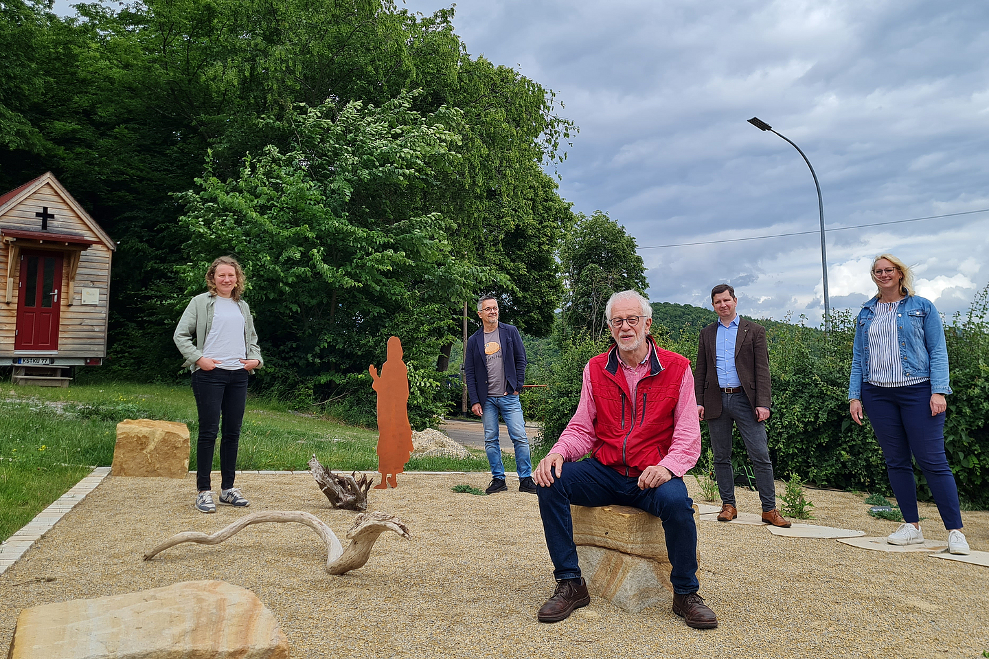Propst i.R. Helmut Wöllenstein (Projektverantwortlicher, vorne), dahinter v.l.: Ronja Wiese und Peter Dietrich (beide Leitung von «Kirche unterwegs»), Dekan Dr. Michael Glöckner (Vorsitzender der Bibelgesellschaft Kurhessen-Waldeck) und Kristina Herlitze (Geschäftsführerin der Stiftung Bibelgesellschaft)