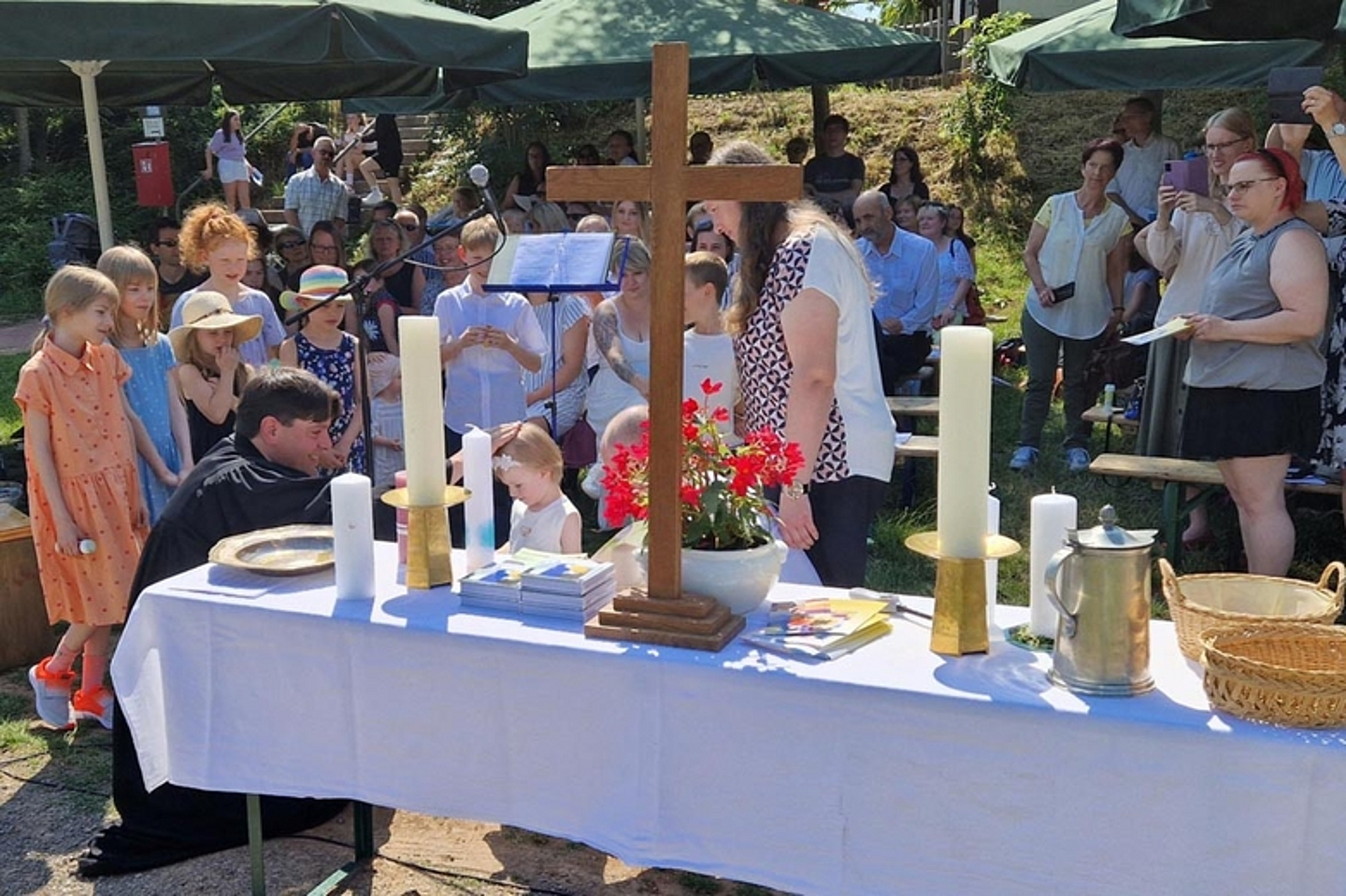 Tauffest am Ufer der Fulda bei Malsfeld. (Foto-Quelle: Pfarrer Henning Reinhard)