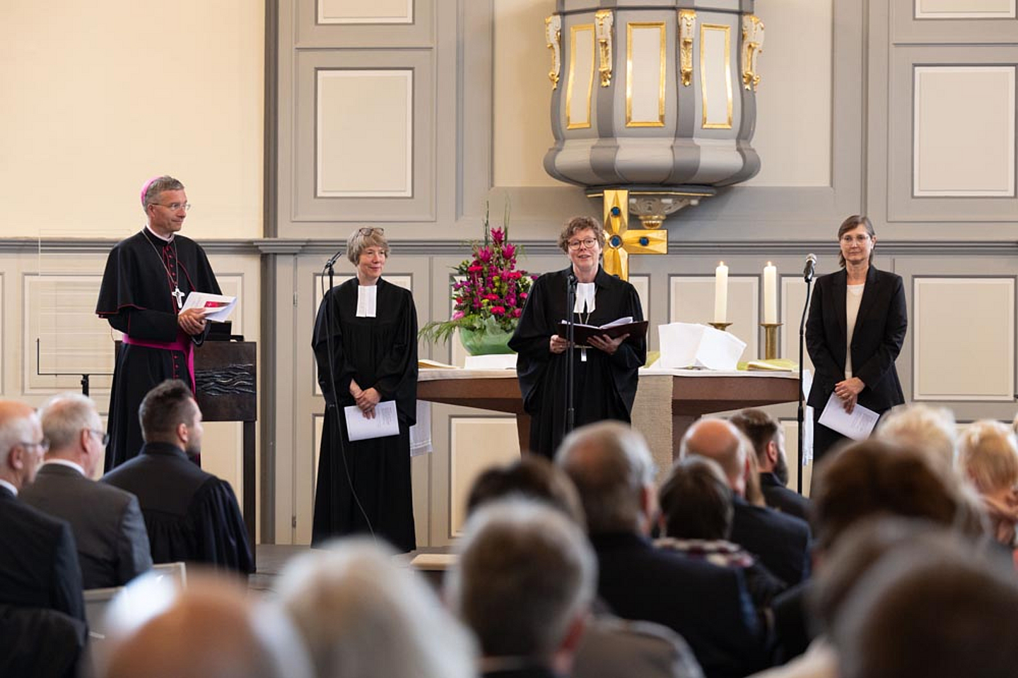 (V.l.): Bischof Dr. Michael Gerber (Bistum Fulda), Studienleiterin Pfarrerin Maike Westhelle (Hofgeismar), Bischöfin Dr. Beate Hofmann, Kirchenvorsteherin Christina Hohmann (Langenselbold)