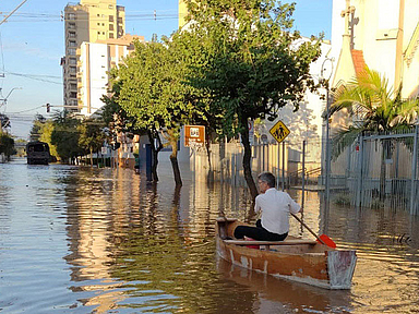 Ein Mann fährt mit einem Boot durch überflutete Straßen der brasilianischen Stadt São Leopoldo.