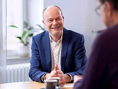 Pfarrer Christian Fischer während des Interviews mit Medienhaus-Redakteur Olaf Dellit im Medienhaus der EKKW in Kassel.
