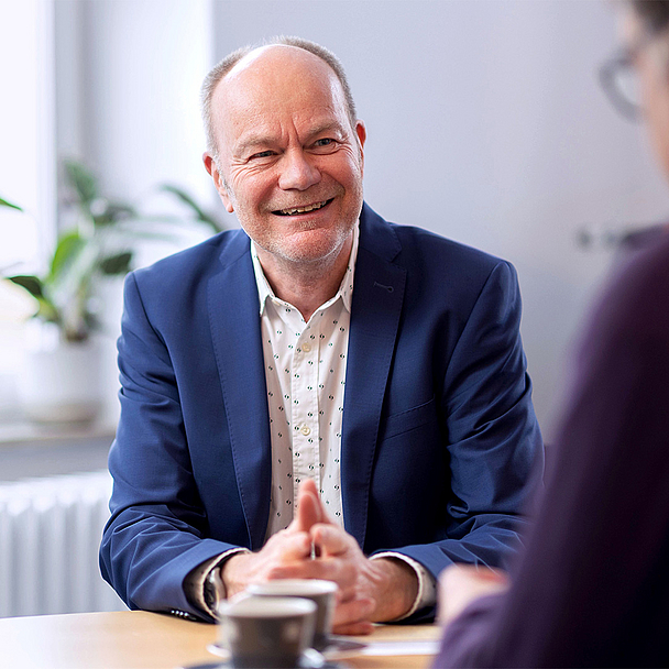 Pfarrer Christian Fischer während des Interviews mit Medienhaus-Redakteur Olaf Dellit im Medienhaus der EKKW in Kassel.