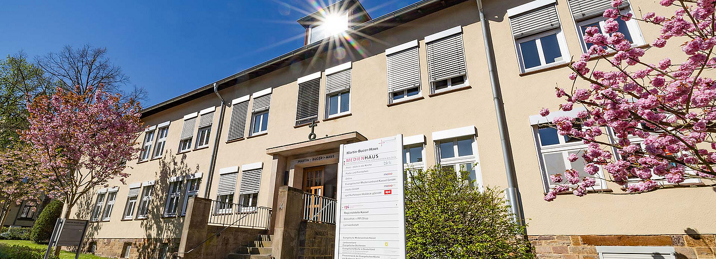 Das Martin-Bucer-Haus in Kassel ist ein Standort des Landeskirchenamtes. Dort haben unter anderem das Medienhaus der EKKW, das RPI Kassel und die Medienzentrale der EKKW ihren Sitz.
