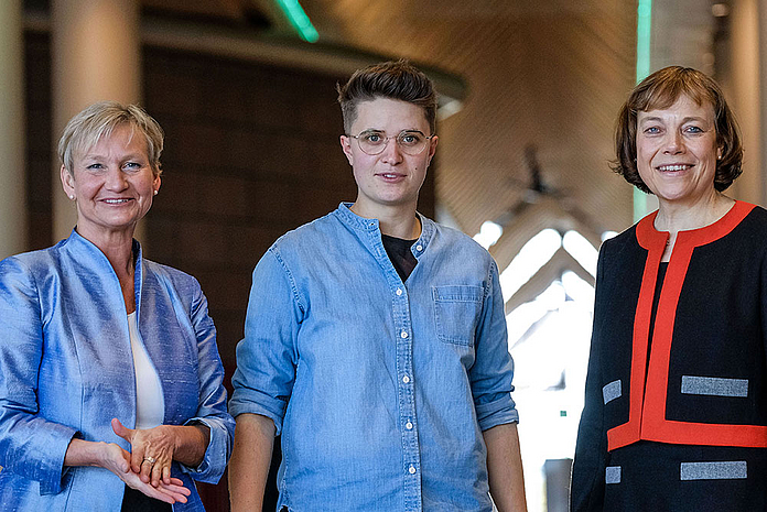 Generalsynode Die neue Spitze der EKD: Synoden-Präses Anna-Nicole Heinrich (Mitte) mit der Ratsvorsitzenden Annette Kurschus (r.) und deren Stellvertreterin Kirsten Fehrs. (Foto: EKD/Jens Schulze)