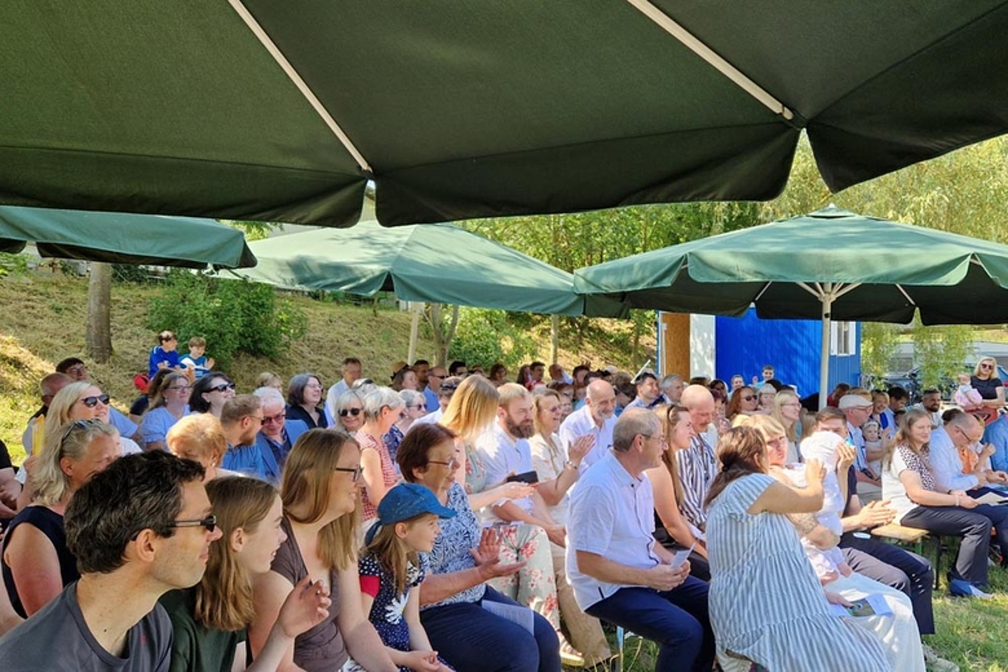 Tauffest am Ufer der Fulda bei Malsfeld. (Foto-Quelle: Pfarrer Henning Reinhard)