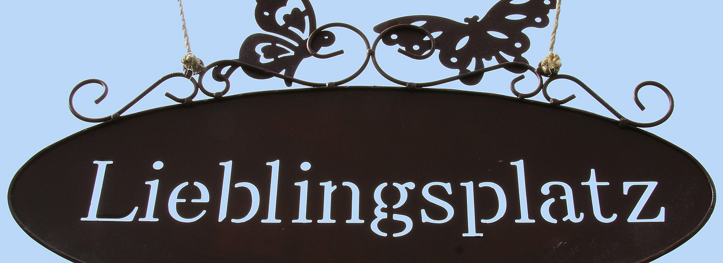 Straßenschild mit dem Wort "Lieblingsplatz". Foto: Peter Weidemann, pfarrbriefservice.de