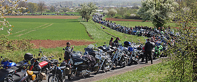 Volle Zufahrt zur Bergkirche: Das traditionellen Anlassen beginnt mit einem Gottesdienst. (medio.tv/breitbarth)