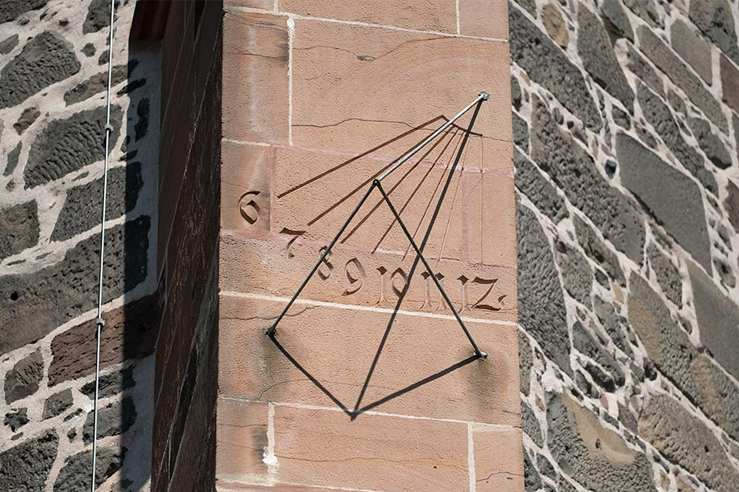 An der Homberger Stadtkirche gibt es sechs Sonnenuhren. Diese Uhr erlaubt es, die Uhrzeit abzulesen.