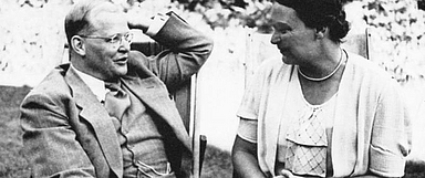 Bonhoeffer mit seiner Zwillingsschwester Sabine Leibholz in London auf dem Rückweg von Amerika nach Deutschland, Juli 1939. (Foto: Gütersloher Verlagshaus, Gütersloh, in der Verlagsgruppe Random House GmbH, München)