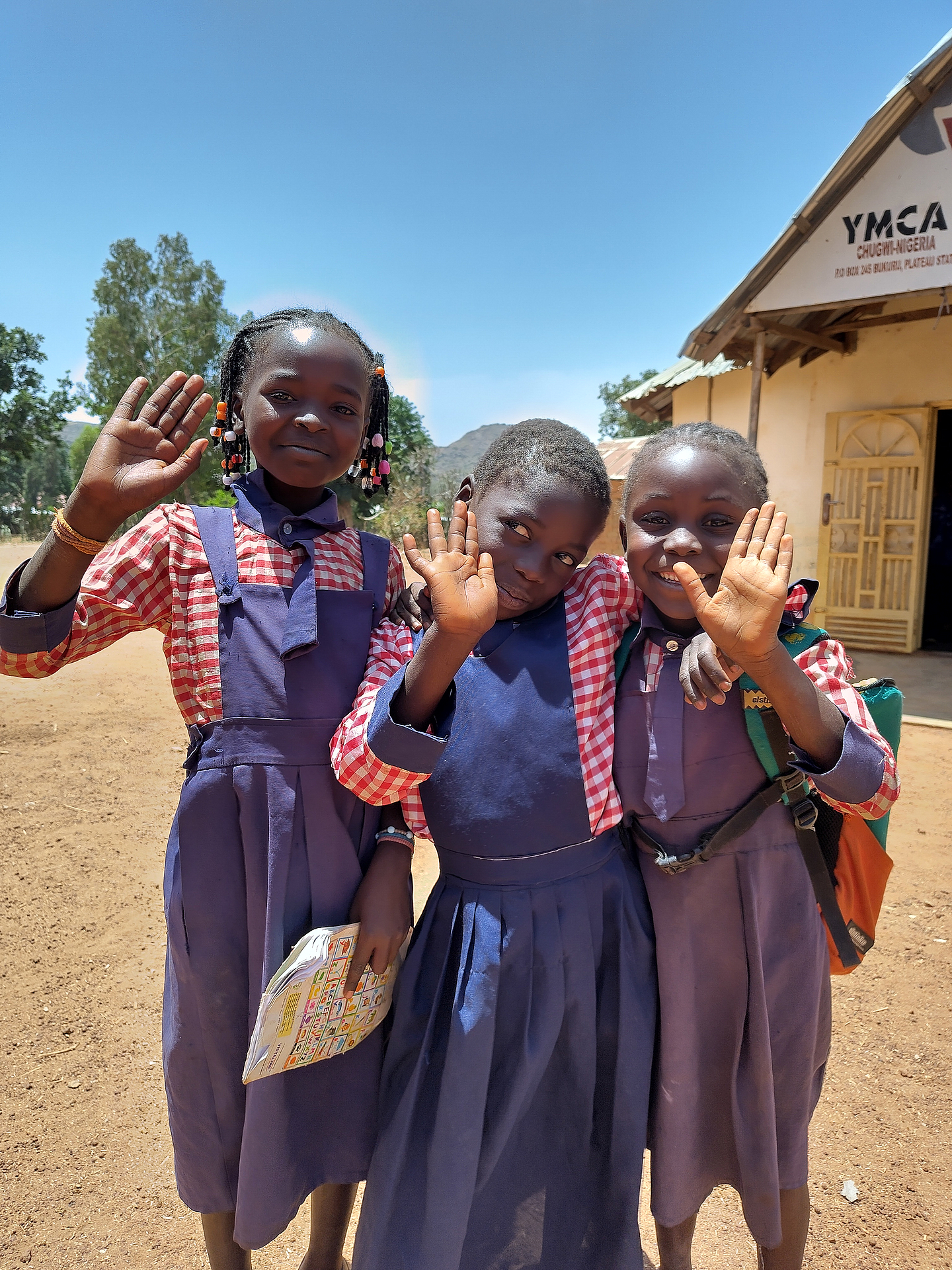 Beispielbild für die Geschichte von Chioma: Drei befreundete Mädchen in Schuluniform in Nigeria
