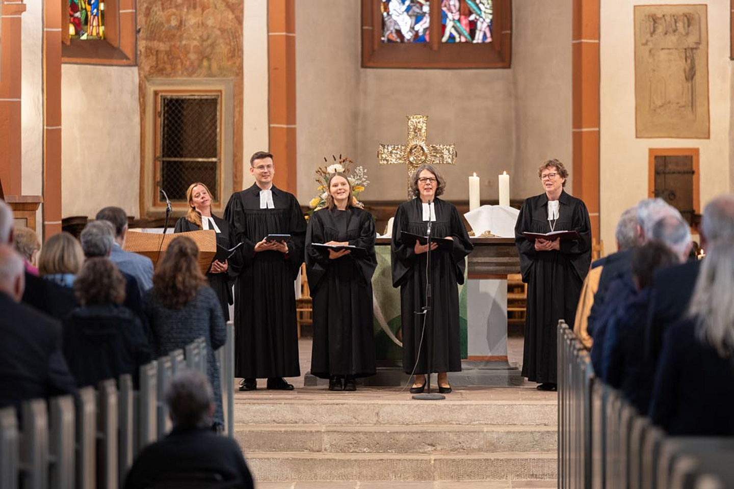 Fürbitten (v.l.): Pfarrerin Silke Kohlwes, Pfarrer Jan Homann, Pfarrerin Theresa Noack, Pfarrerin Bettina von Haughwitz, Bischöfin Dr. Beate Hofmann