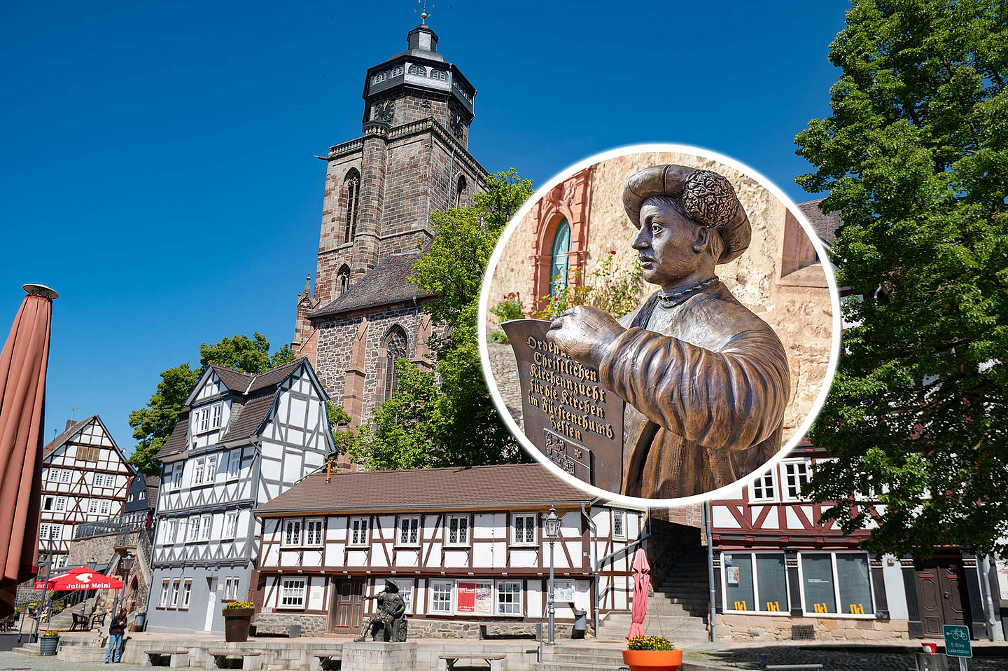Unser Foto zeigt die Homberger Stadtkirche sowie eine Skulptur von Landgraf Philipp
