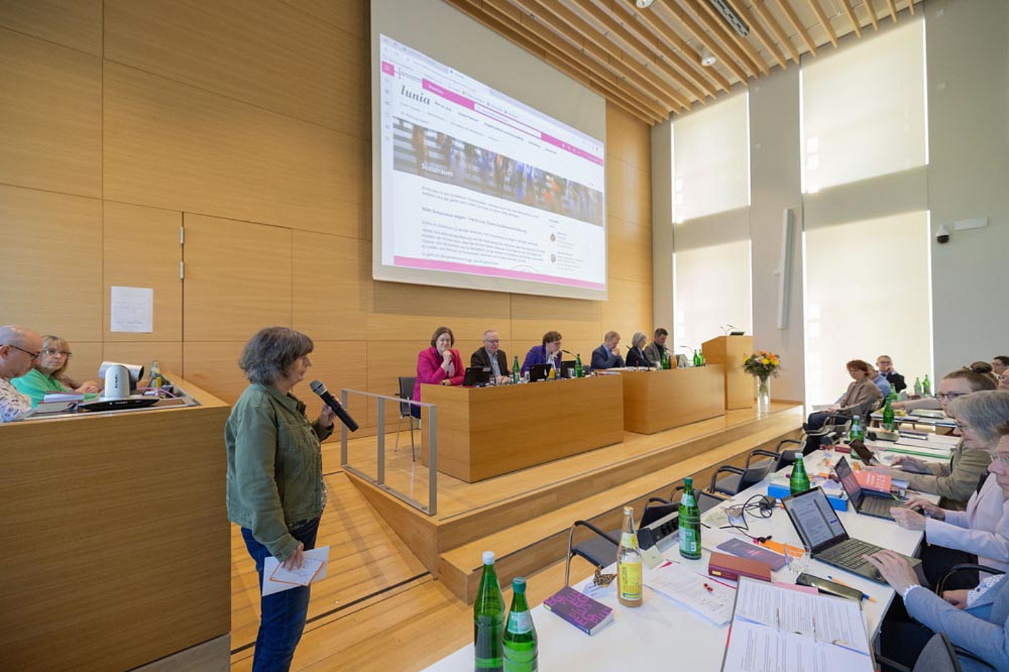 Silke Bremer, Redakteurin für interne Kommunikation stellt im Rahmen der Spiritualität in der Veränderung die digitale Plattform vor.