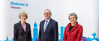Die Pröpstin und stellvertretende Vorsitzende der Mitgliederversammlung der Diakonie Hessen, Katrin Wienold-Hocke, (links) zusammen mit dem neuen Vorsitzenden, Ernst Walter Görisch, und dessen Vorgängerin Dr. Birgit Pfeiffer. (Foto: Diakonie Hessen/Ralf Oeser).