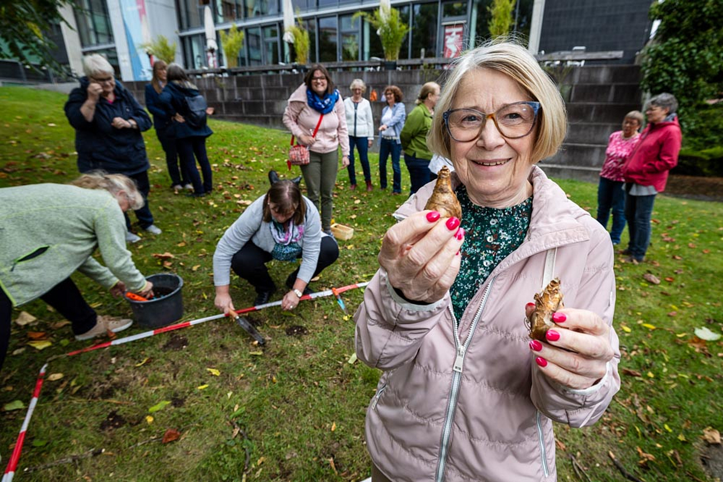 Monika Ilona Pfeifer, Vorsitzende Landesfrauenkonferenz, beim Bepflanzen des Blühstreifens vor dem Haus der Kirche
