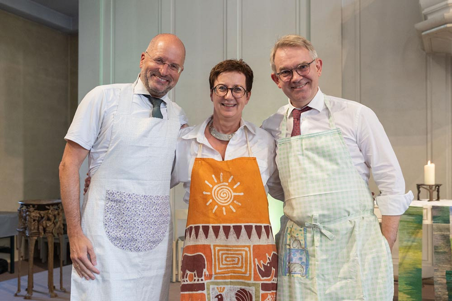 Begrüßten ihren neuen Kollegen Propst Norbert Mecke (l.) in ihren Reihen: Pröpstin Sabine Kropf-Brandau (Mitte) und Propst Dr. Volker Mantey (r.) mit einer Schürze als Willkommensgeschenk Begrüßten ihren neuen Kollegen Propst Norbert Mecke (l.) in ihren Reihen: Pröpstin Sabine Kropf-Brandau (Mitte) und Propst Dr. Volker Mantey (r.) mit einer Schürze als Willkommensgeschenk